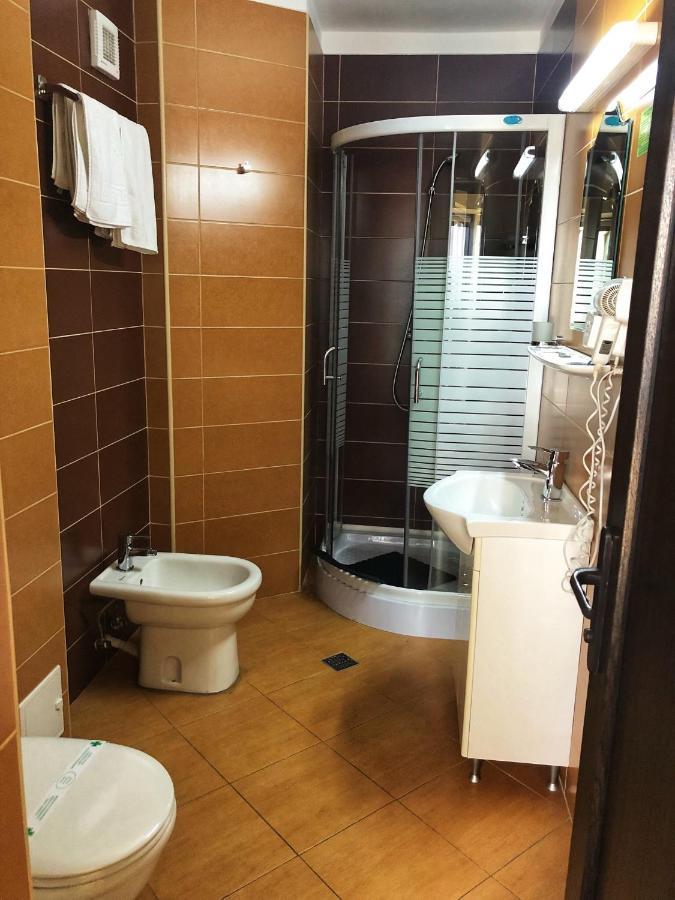 Hotel Crystal Palace Ramnicu Valcea Ngoại thất bức ảnh