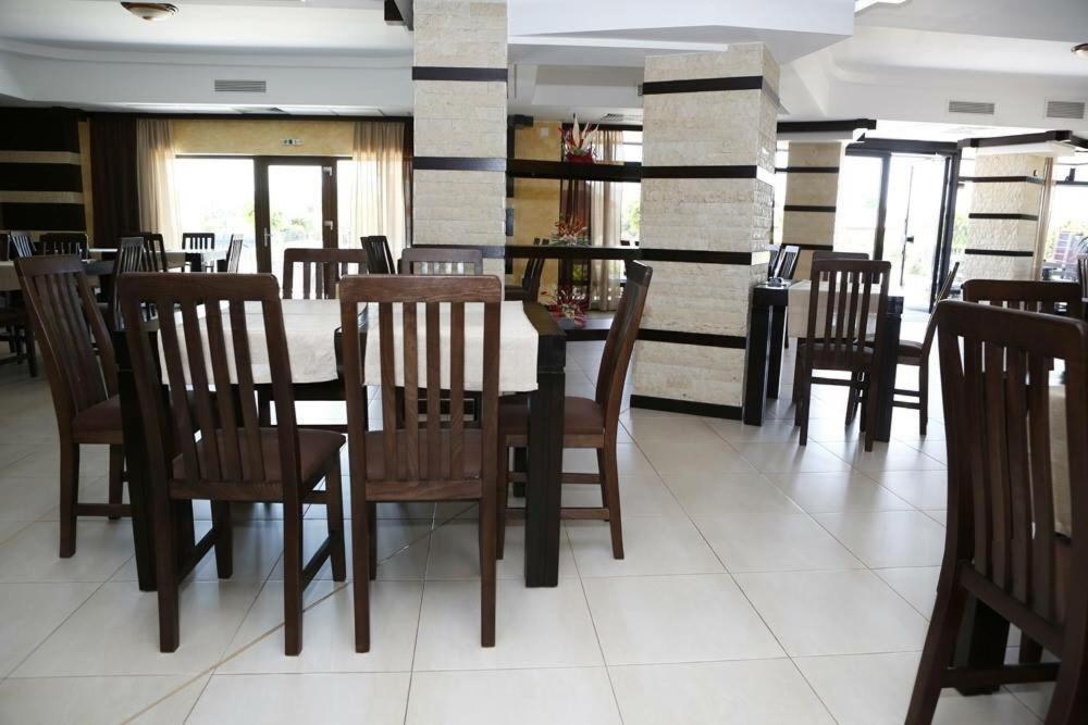 Hotel Crystal Palace Ramnicu Valcea Ngoại thất bức ảnh