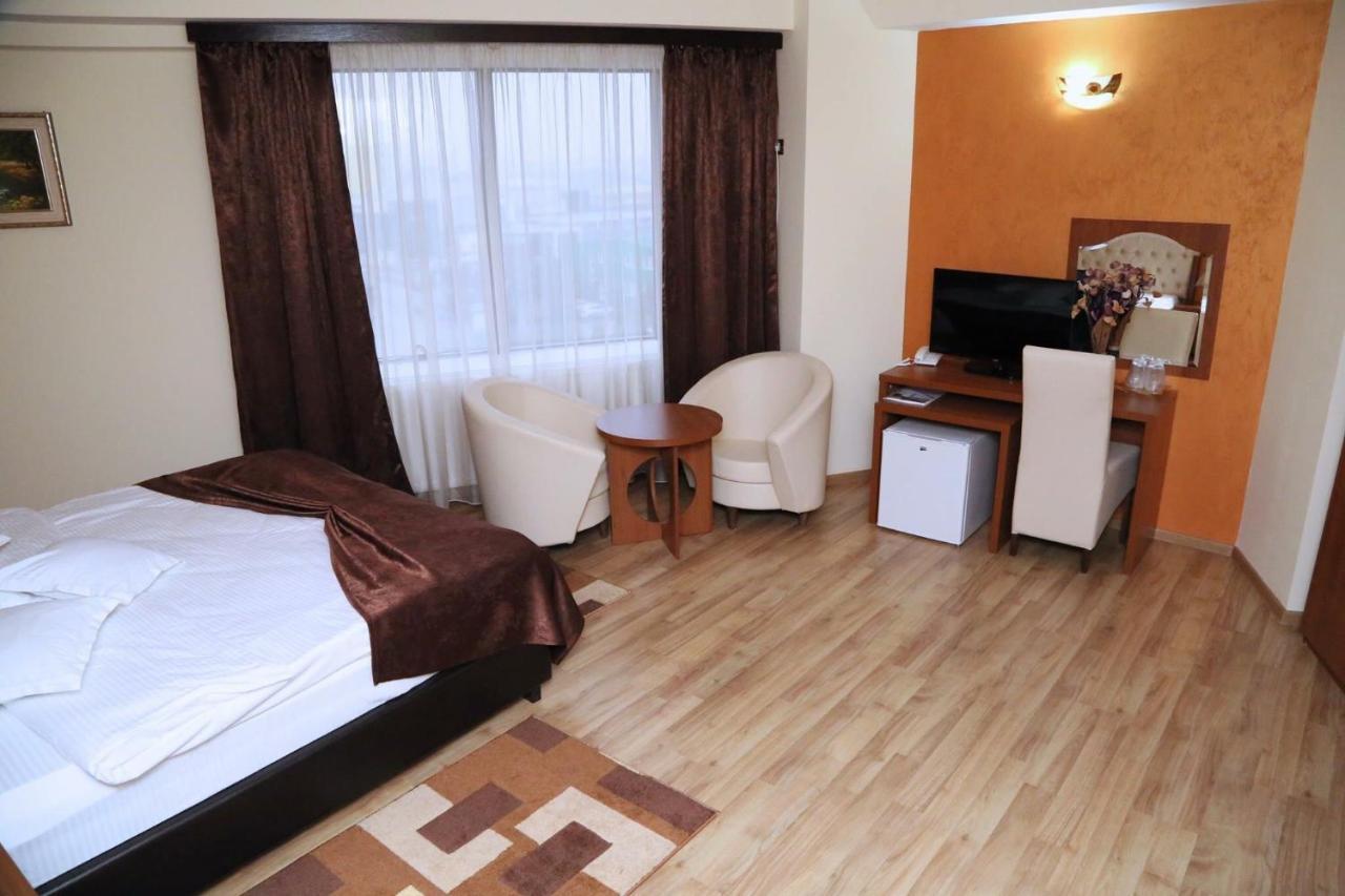 Hotel Crystal Palace Ramnicu Valcea Ngoại thất bức ảnh